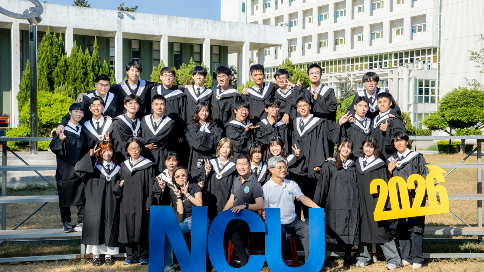 115年學士畢業照(111級)